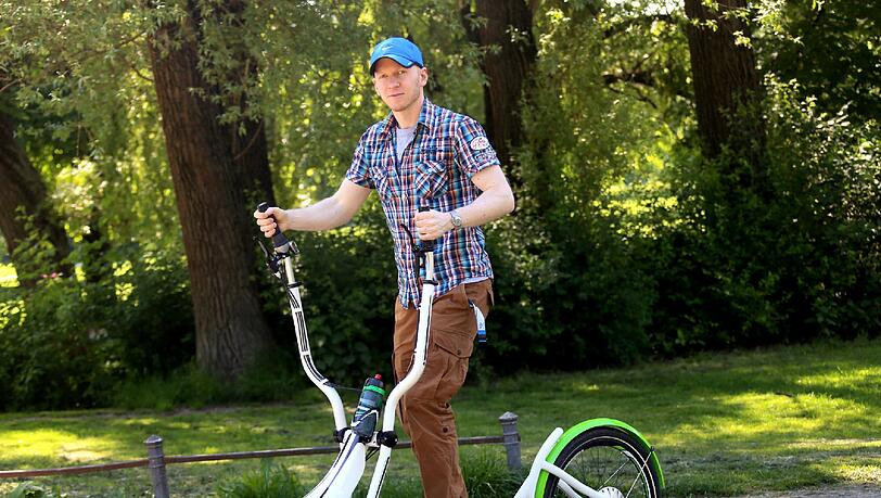 AZ-Reporter Julian Galinski dreht auf dem FreeCross eine Runde im Englischen Garten. Fazit: Empfehlenswert! Foto: Schramek AZ-Reporter Julian Galinski dreht auf dem FreeCross eine Runde im Englischen Garten. Fazit: Empfehlenswert! Foto: Schramek