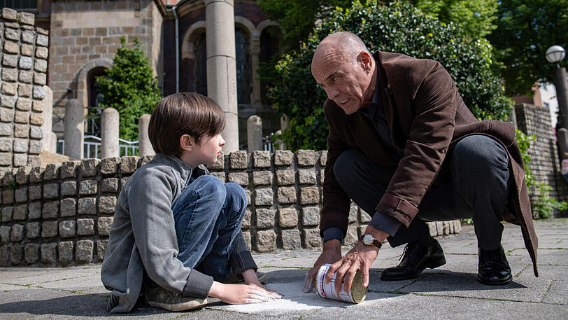 Viktor (Bruno Grüner) hilft Gerhard (Heiner Lauterbach).