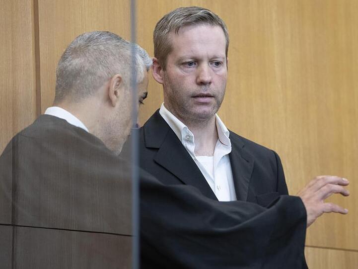 Der Hauptangeklagte im Mordfall Lübcke, Stephan Ernst (r), spricht vor der Sommerpause Anfang Juli mit seinem Verteidiger.