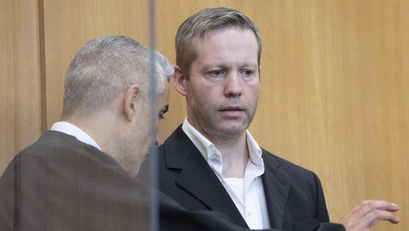 Der Hauptangeklagte im Mordfall Lübcke, Stephan Ernst (r), spricht vor der Sommerpause Anfang Juli mit seinem Verteidiger.