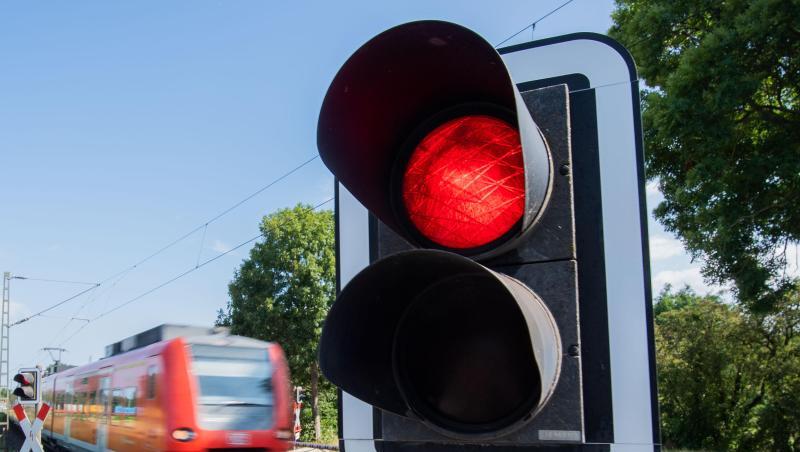 Ein Unbekannter ist trotz roter Ampel gegen eine gesenkte Bahnschranke gefahren. (Symbolbild)