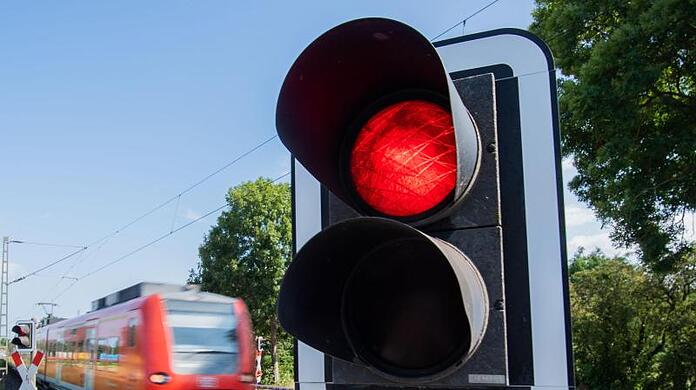 Ein Unbekannter ist trotz roter Ampel gegen eine gesenkte Bahnschranke gefahren. (Symbolbild)