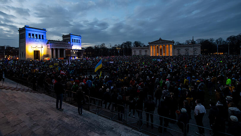 Eindrucksvolle Kulisse: Zigtausend Münchner sind auf den Königplatz gekommen, um gegen Putins Krieg gegen die Ukraine zu demonstrieren.