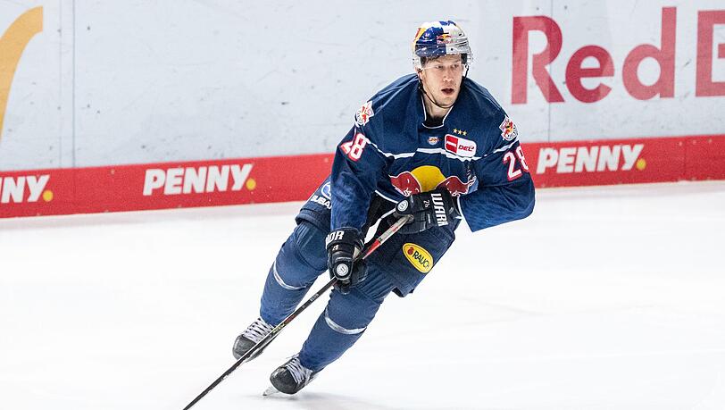 Frank Mauer von München spielt den Puck.