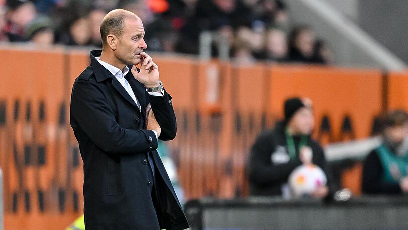 Augsburgs Trainer Jess Thorup an der Seitenlinie.