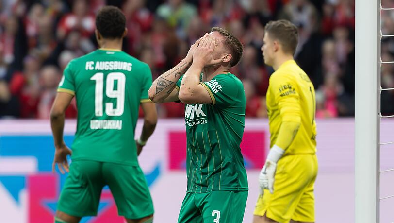 Augsburgs Mads Pedersen schlägt die Hände vor das Gesicht.