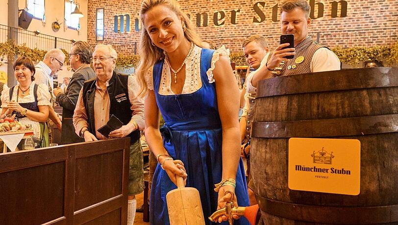 Rennfahrerin Sophia Flörsch beim Promi-Anzapfn im vergangenen Jahr in der Münchner Stubn. Rennfahrerin Sophia Flörsch beim Promi-Anzapfn im vergangenen Jahr in der Münchner Stubn.