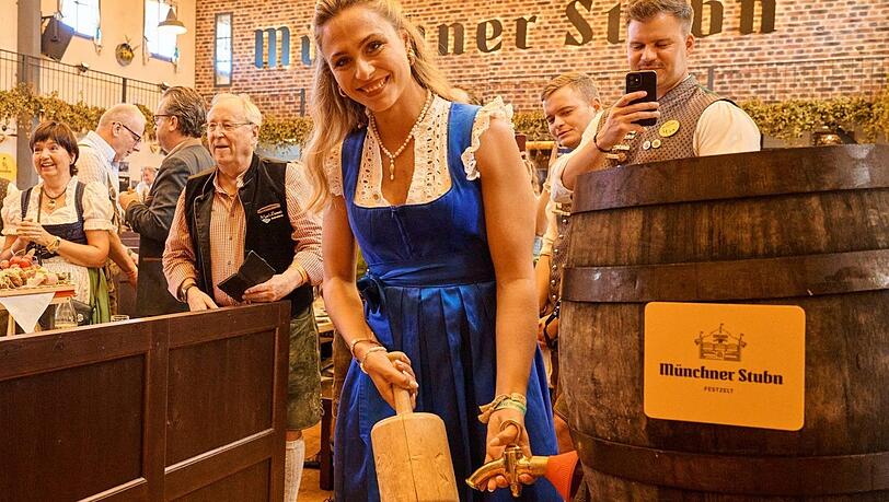 Rennfahrerin Sophia Fl&ouml;rsch beim Promi-Anzapfn im vergangenen Jahr in der M&uuml;nchner Stubn.