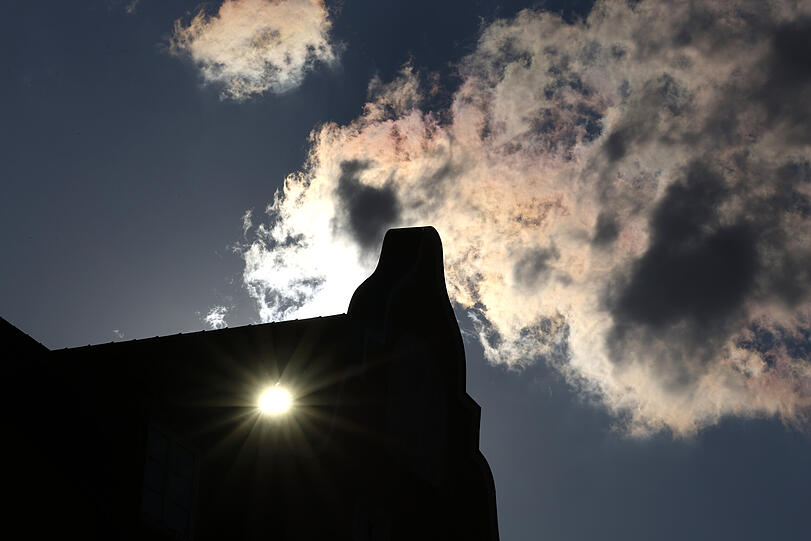 Lichtpunkt: Eine Dachluke, durch die die Sonne scheint, macht’s möglich.