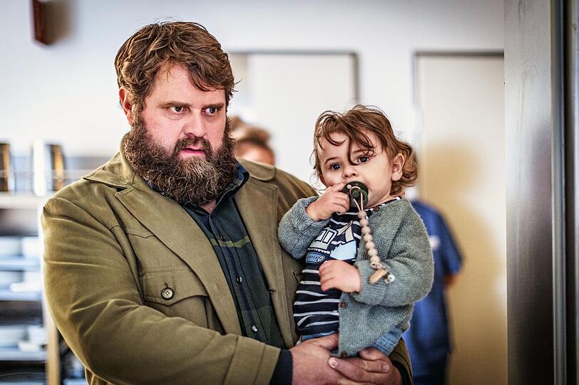 Nein, der Bamberger Kommissar Behringer (Antoine Monot) ist nicht Vater geworden. Trotzdem kümmert er sich in seinem dritten Fall "Behringer und die Toten - Ein Bamberg-Krimi: Antoniusfeuer" um Jacob Kronau (Sam Wieshammer), dessen Eltern in einen Mord verwickelt sind. Nein, der Bamberger Kommissar Behringer (Antoine Monot) ist nicht Vater geworden. Trotzdem kümmert er sich in seinem dritten Fall "Behringer und die Toten - Ein Bamberg-Krimi: Antoniusfeuer" um Jacob Kronau (Sam Wieshammer), dessen Eltern in einen Mord verwickelt sind.