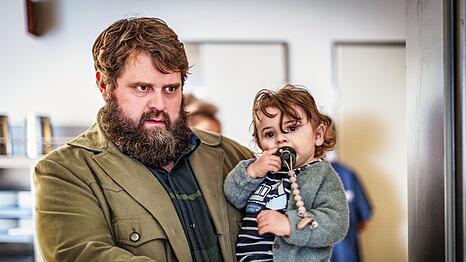 Nein, der Bamberger Kommissar Behringer (Antoine Monot) ist nicht Vater geworden. Trotzdem k&uuml;mmert er sich in seinem dritten Fall "Behringer und die Toten - Ein Bamberg-Krimi: Antoniusfeuer" um Jacob Kronau (Sam Wieshammer), dessen Eltern in einen Mord verwickelt sind.