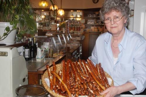 Irmtraud Bachmann verkauft im Café Reichshof  in der Wörthstraße Brezenstangerl.