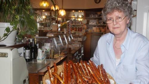 Irmtraud Bachmann verkauft im Café Reichshof in der Wörthstraße Brezenstangerl. Irmtraud Bachmann verkauft im Café Reichshof in der Wörthstraße Brezenstangerl.