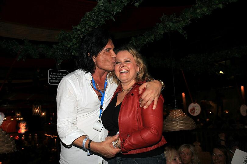 Der Schlagerstar Costa Cordalis, der 2004 Dschungel-König, mit Anita Hegerland.