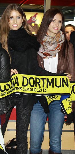 Cathy, die Freundin von Mats Hummels (links) sorgte schon während der EM 2012 mit sexy Outfits für Furore (siehe auch Bilderstrecke im Folgenden) - hier posiert sie gemeinsam mit Saskia, der Freundin von Youngster Leonardo Bittencourt.