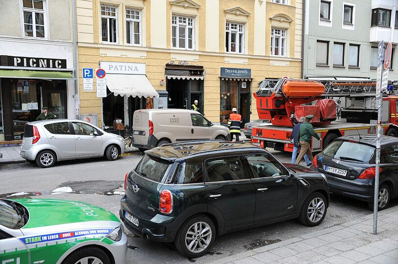 Bis auf die andere Straßenseite sind die Trümmer geflogen.