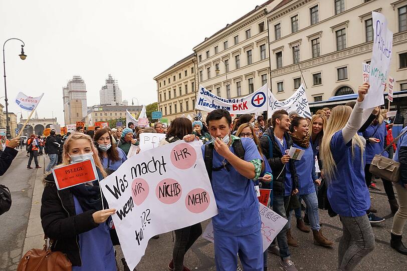 &bdquo;Du wirst auch mal alt&ldquo;, &bdquo;Wir sehen uns&ldquo; &ndash; die Demonstranten erinnern auf Plakaten daran, dass das Problem früher oder später jeden betrifft.