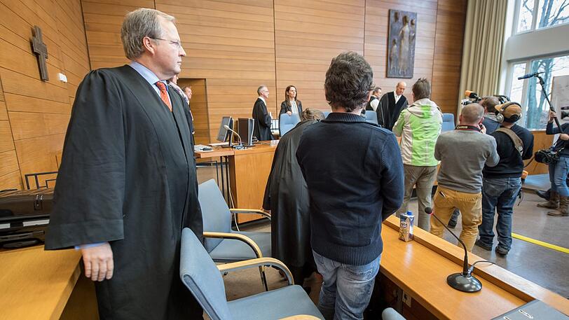 Der wegen fahrlässiger Tötung verurteilte Fahrdienstleiter Michael P. (r) steht im Sitzungssaal des Landgerichts mit seinen Anwälten Thilo Pfordte (l) und Ulrike Thole (verdeckt) an der Anklagebank.