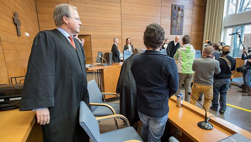 Der wegen fahrlässiger Tötung verurteilte Fahrdienstleiter Michael P. (r) steht im Sitzungssaal des Landgerichts mit seinen Anwälten Thilo Pfordte (l) und Ulrike Thole (verdeckt) an der Anklagebank.
