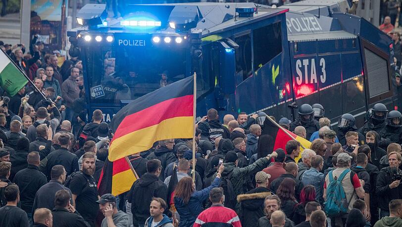 Wasserwerfer bringen sich bei der Demonstration von Pegida, AfD und Pro Chemnitz in Stellung. Wasserwerfer bringen sich bei der Demonstration von Pegida, AfD und Pro Chemnitz in Stellung.