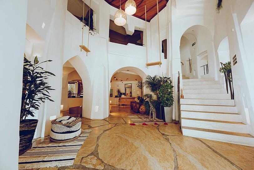 Das BOTANGO ist die neue lässige Base für Urlaub, zum Arbeiten oder für beides &ndash; Workation! Der neue Treffpunkt für Design-Fans, digitale Nomaden und Entdecker, ein Wohnzimmer für alle, die es sich nahe der ehrwürdigen Kurstadt Meran zuhausebequem machen wollen. Sie essen wann und wo Sie möchten, gehen in die Berge oder entspannen in der Sauna oder in den Pools.