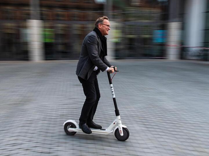 Der Oberbürgermeister der Stadt Bamberg, Andreas Starke (SPD), fährt mit einem Elektro-Scooter. Foto: Nicolas Armer