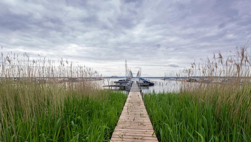 Segelboote liegen an einem Steg im Steinhuder Meer in Niedersachsen. Segelboote liegen an einem Steg im Steinhuder Meer in Niedersachsen.