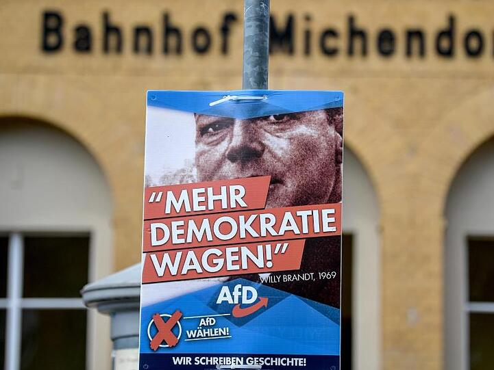 Ein AfD-Plakat mit dem Konterfei Willy Brandts hängt am Bahnhof von Michendorf in Brandenburg.