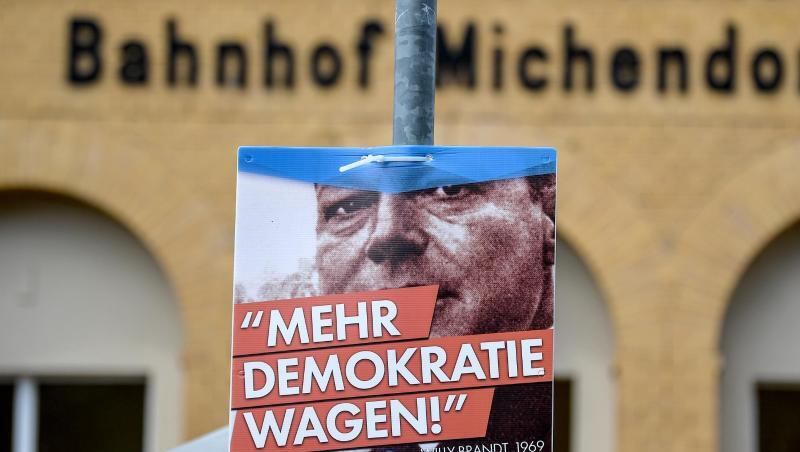 Ein AfD-Plakat mit dem Konterfei Willy Brandts hängt am Bahnhof von Michendorf in Brandenburg. Ein AfD-Plakat mit dem Konterfei Willy Brandts hängt am Bahnhof von Michendorf in Brandenburg.