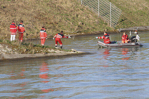 Von einem Schlauchboot aus wurde die Leiche des ertrunkenen. Mädchens geborgen. Dann wurde sie in einem Zinksarg abtransportiert.