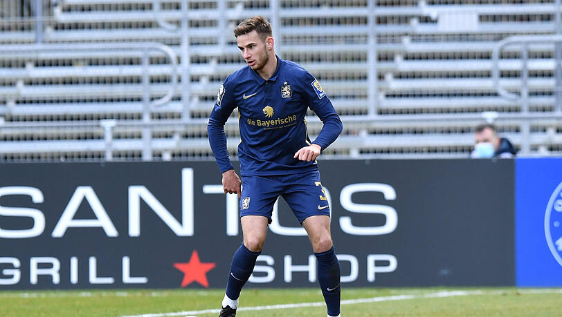 Niklas Lang hat seinen auslaufenden Vertrag beim TSV 1860 verlängert. Niklas Lang hat seinen auslaufenden Vertrag beim TSV 1860 verlängert.
