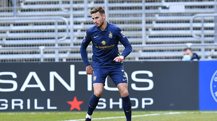 Niklas Lang hat seinen auslaufenden Vertrag beim TSV 1860 verlängert.
