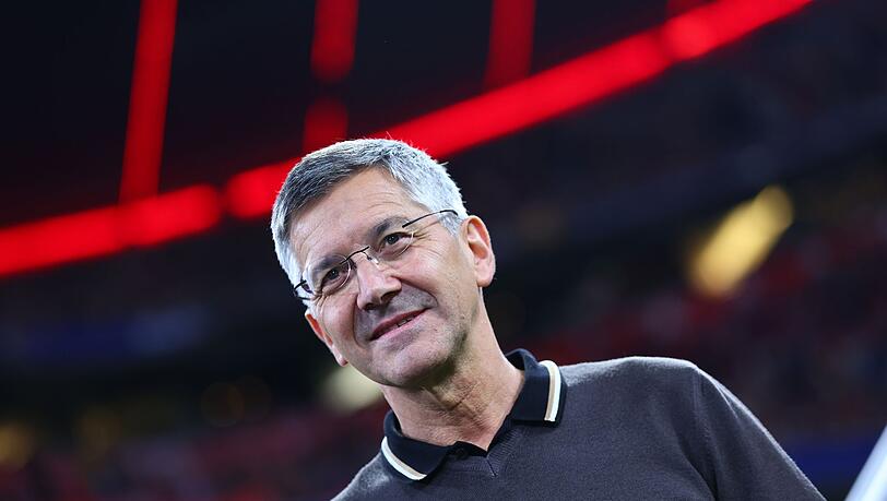 Münchens Präsident Herbert Hainer kommt ins Stadion.