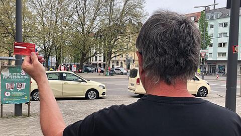 Der AZ-Leser präsentiert seine Chipkarte, die er sich bereits im April im Bahn-Kundencenter am Hauptbahnhof gekauft hat. Erkannt werden möchte er nicht.