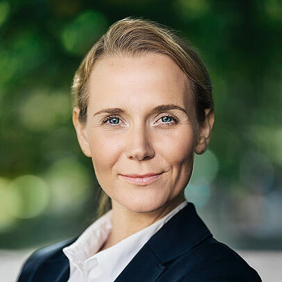 Hanna Sammüller-Gradl ist seit 1. Juli 2022 als berufsmäßige Stadträtin Leiterin des Kreisverwaltungsreferats und die erste Frau an der Spitze der Münchner Sicherheitsbehörde. Hanna Sammüller-Gradl ist seit 1. Juli 2022 als berufsmäßige Stadträtin Leiterin des Kreisverwaltungsreferats und die erste Frau an der Spitze der Münchner Sicherheitsbehörde.