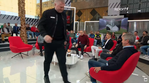 Stefan Effenberg kann seine Tränen nicht zurückhalten und verlässt unter Applaus den "Doppelpass".