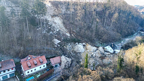 Werden wir solche Stürze wegen des Klimawandels öfter sehen? Blick auf die Unglücksstelle nach einem Felssturz in Steyr; Österreich. Zwei Arbeiter sind von Felsmassen begraben und getötet worden. Die beiden Männer waren nach Angaben der Behörden in Steyr mit Absicherungsarbeiten im steilen Gelände beschäftigt, als sich ein gewaltiger Brocken löste.
