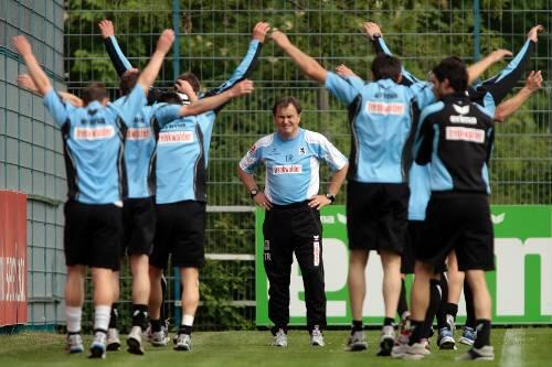 Hände hoch! Ab sofort sagt er den Löwen, was sie zu tun haben: Ewald Lienen