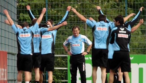 Hände hoch! Ab sofort sagt er den Löwen, was sie zu tun haben: Ewald Lienen Hände hoch! Ab sofort sagt er den Löwen, was sie zu tun haben: Ewald Lienen