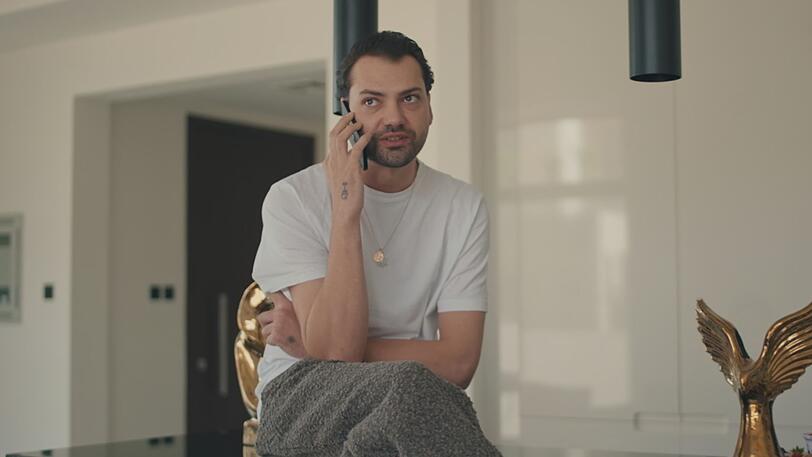 Als Jimi Blue Ochsenknecht bei "Diese Ochsenknechts" nicht zu einem Interview-Termin erscheint, gibt es bei seinen Familienmitgliedern dicke Luft. Als Jimi Blue Ochsenknecht bei "Diese Ochsenknechts" nicht zu einem Interview-Termin erscheint, gibt es bei seinen Familienmitgliedern dicke Luft.