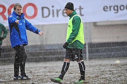 Da geht&rsquo;s lang und pack&rsquo; die Fußballschuhe ein: Fürths Trainer Mike Büskens hat Neuzugang Burak Kaplan für das Spiel in Aachen schon auf dem Zettel.