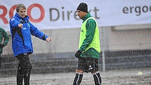 Da geht’s lang und pack’ die Fußballschuhe ein: Fürths Trainer Mike Büskens hat Neuzugang Burak Kaplan für das Spiel in Aachen schon auf dem Zettel. Da geht’s lang und pack’ die Fußballschuhe ein: Fürths Trainer Mike Büskens hat Neuzugang Burak Kaplan für das Spiel in Aachen schon auf dem Zettel.
