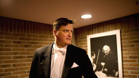 Christian Thielemann vor einem Foto des philharmonischen Übervaters Sergiu Celibidache in der Gasteig-Chefetage.