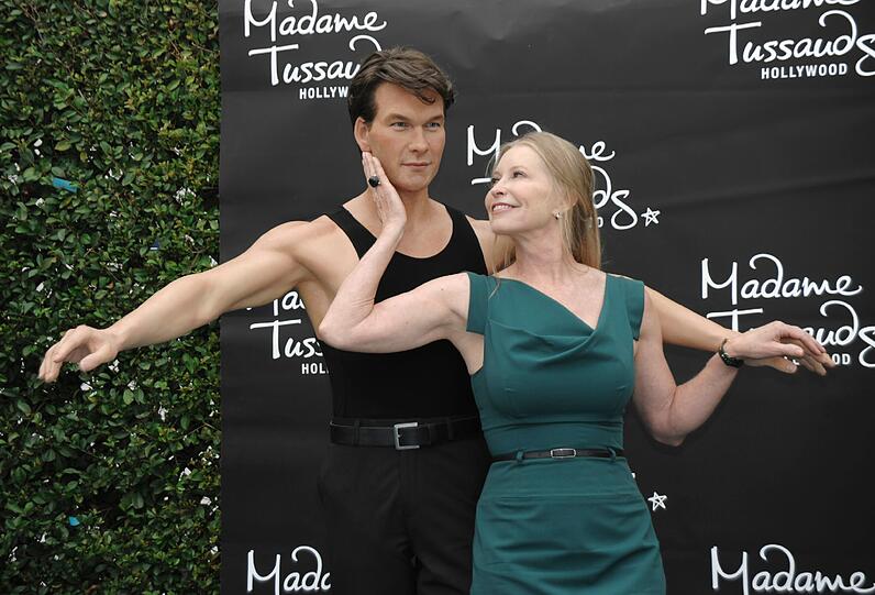 Seine Ehefrau Lisa Niemi enthüllte die Wachsfigur des verstorbenen Schauspielers, die ihn als Johnny Castle in "Dirty Dancing" darstellt.