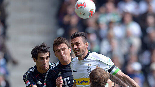 Der Gladbacher Martin Stranzl (r) und die Münchener Javi Martinez (l) und Mario Mandzukic versuchen den Ball zu spielen. Der Gladbacher Martin Stranzl (r) und die Münchener Javi Martinez (l) und Mario Mandzukic versuchen den Ball zu spielen.