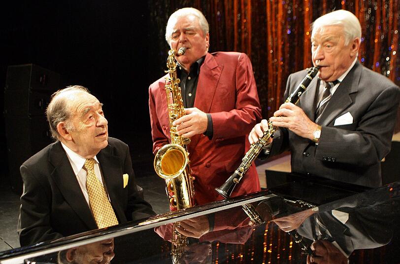 Bild aus dem Leben von Hugo Strasser: Der Münchner Musiker Hugo Strasser (r) zusammen mit Max Greger (M) und Paul Kuhn (l)bei der Vorstellung ihrer Tour "Best of Swing Legenden" im Jahr 2007.
