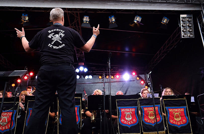 "Pommesgabel" und Trinkhörner treffen auf Blasmusik, Schlager und bringen die Fans zum Schunkeln.