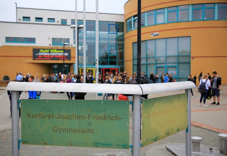 Ein Gymnasium unter Schock: Am Montagvormittag bedrohte ein Mann Schüler und Lehrer mit einem Messer.