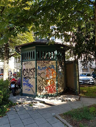 Das Holzplatz-Häusl: Was könnte man hier alles Hübsches machen, die Lage mitten im Glockenbachviertel ist vortrefflich. Und hübscher würde es dann auch ausschauen als jetzt &ndash; vollgeschmiert und verlassen. Eismacher Thomas Bartu wollte in dem ehemaligen Pissoir, 1901 am ehemaligen Holzmarkt errichtet und seit den 80ern zugesperrt, einmal eine Eisdiele aufmachen, doch daraus wurde nichts. Im vergangenen Sommer kam nun der Vorschlag, den Pavillon zumindest von außen für Streetart zu nutzen. Das Problem bei einer neuen Nutzung seien die hohen Kosten, heißt es von der Stadt. Bewerben kann sich jeder.