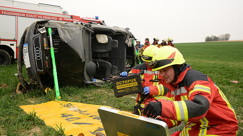 Bei einem schweren Unfall musste die junge Fahrerin mit schweren Geräten aus dem Wrack des Audi A3 befreit werden